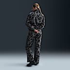 Chamarra de tejido Woven estampada y holgada de cierre completo y protección contra los rayos UV para mujer Nike Sportswear Windrunner