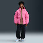 Chamarra acolchada holgada Nike Sportswear Therma-FIT para niños talla grande Swoosh