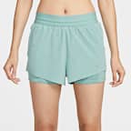 กางเกงวิ่งขาสั้นเอวปานกลางแบบ 2-in-1 ผู้หญิง Nike Swift