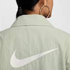 ナイキ スポーツウェア エッセンシャル ウィメンズ オーバーサイズド UV ウーブン コーチ ジャケット