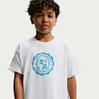 Playera Max90 para niños talla grande Nike Club x Doernbecher Freestyle