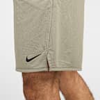 Shorts versátiles Dri-FIT de 18 cm sin forro para hombre Nike Totality