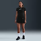 Nike Sportswear enges, kurz geschnittenes T-Shirt für Damen