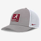 Gorra de rejilla universitaria Nike ajustable para hombre Alabama On-Field Rise Engineered - Gris