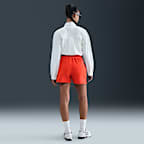 Nike 24.7 ImpossiblySoft Dri-FIT ledig shorts med mellomhøyt liv til dame (10 cm)