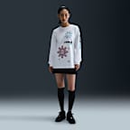 Nike Sportswear Women's Loose Long-Sleeve Graphic T-Shirt