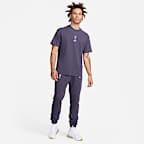 Liverpool F.C. Premium Essentials Men's Nike Football T-Shirt