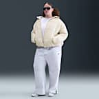 Jacka med huva Nike Sportswear Classic Puffer Therma-FIT i ledig modell för kvinnor (Plus Size)