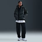 Nike Sportswear Windpuffer weite Storm-FIT-Puffer-Jacke mit Kapuze und Daunenfüllung (Damen)