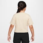 Playera de corte cuadrado para niños talla pequeña Nike Club