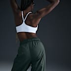 Joggers de tiro medio holgados con protección contra los rayos UV para mujer Nike Sportswear Classic Wovens