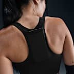 Bra deportivo de escote alto de media sujeción con almohadillas para mujer Nike Swoosh Pocket
