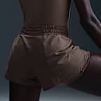 Shorts Dri-FIT 2 en 1 de tiro medio de 8 cm para mujer Nike One