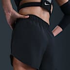 Shorts de correr Dri-FIT de tiro medio con forro de ropa interior para mujer Nike Tempo