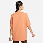 เสื้อแขนสั้นผู้หญิงขนาดโอเวอร์ไซส์แบบผ่า Nike Sportswear Collection