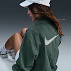 Chamarra de entrenador oversized de tejido Woven UV para mujer Nike Sportswear Essential