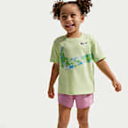 Conjunto de playera tipo jersey con gráfico y shorts de malla infantil Nike E1D1