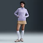 Playera de cuello alto con gráfico y medio cierre para mujer Nike Sportswear Club Fleece