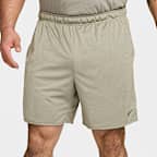 Shorts versátiles Dri-FIT de 18 cm sin forro para hombre Nike Totality