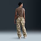 Pants cargo oversized de tiro medio camuflajeados para mujer Nike Sportswear