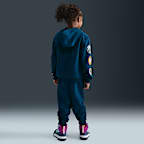 Conjunto de sudadera con gorro sin cierre y joggers de tejido Fleece para niños talla pequeña Nike