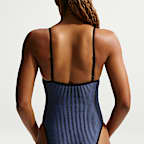 Traje de baño de una sola pieza de cuello cuadrado con textura ondulada para mujer Nike Swim