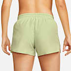 กางเกงวิ่งขาสั้นเอวปานกลางมีซับในผู้หญิง Nike Dri-FIT Swoosh Run