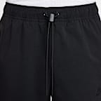 กางเกงขาสั้นผู้ชายแบบทอ Nike Tech