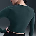 เสื้อแขนยาวเอวลอยทรงเข้ารูปผู้หญิง Nike Sportswear Chill Knit