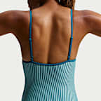 Traje de baño de una sola pieza de cuello cuadrado con textura ondulada para mujer Nike Swim