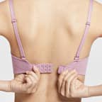 สปอร์ตบราผู้หญิงซัพพอร์ตระดับต่ำเสริมฟองน้ำดีไซน์ปรับเปลี่ยนได้ Nike Alate Minimalist