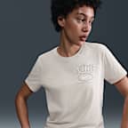Playera de manga corta con gráfico para mujer Nike Sportswear Club