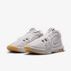 LeBron Witness 8 EP Basketball Shoes