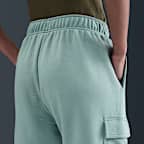 Pants de entrenamiento cargo oversized de tiro medio para mujer Nike Sportswear Club Fleece