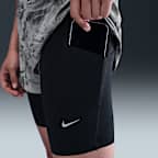 Shorts de correr con diseño reflejante de tiro medio 2 en 1 para mujer Nike Swift