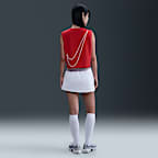 Playera sin mangas con gráfico cropped para mujer Nike Sportswear Club