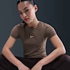 Slank Nike Sportswear-croptop til kvinder