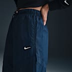 Pants de tejido Woven de tiro medio holgados con dobladillo abierto para mujer Nike Sportswear