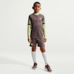 Playera de fútbol de manga corta Dri-FIT Kylian Mbappé Academy para niños talla grande