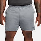 Shorts versátiles Dri-FIT de 18 cm sin forro para hombre Nike Totality