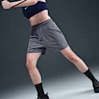 Shorts de fitness sin forro de tiro medio Dri-FIT de 13 cm para mujer Nike Attack