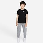 Nike Sportswear besticktes Futura T-Shirt (jüngere Kinder)