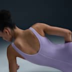 Traje de baño de una sola pieza de altura baja en las piernas y espalda en U Nike Swim HydraStrong para mujer