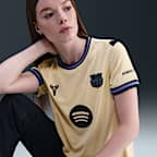 Jersey de fútbol Kobe Dri-FIT Replica del FC Barcelona visitante 2025/26 Stadium para mujer