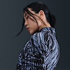 เสื้อวิ่งซิปสั้นกันยูวีพิมพ์ลายผู้หญิง Dri-FIT Nike Swift