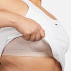 Camiseta de tirantes con bra deportivo con almohadilla de media sujeción para mujer (talla grande) Nike Swoosh