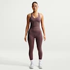 Camiseta de tirantes Nike Universa con bra deportivo con almohadilla de media sujeción para mujer