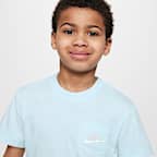 Conjunto de playera y shorts de French Terry con bolsillos para niños talla pequeña Nike Sportswear