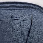 Joggers de alto rendimiento Dri-FIT con protección UV para hombre Nike Primary Fleece