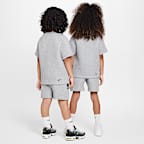 Conjunto de playera y shorts de Tech Fleece para niños talla pequeña Nike